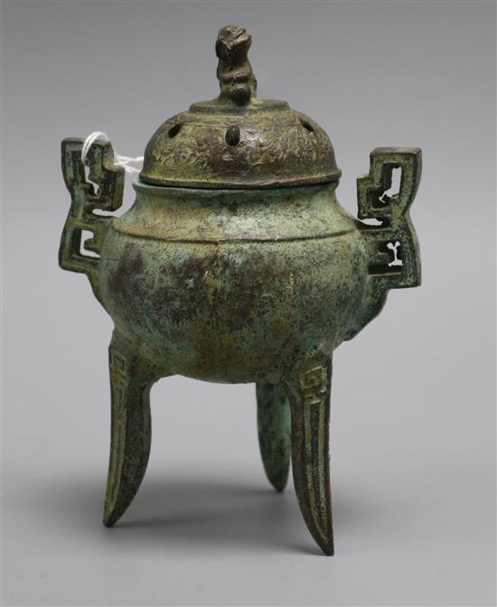 A Chinese archaic style bronze vessel